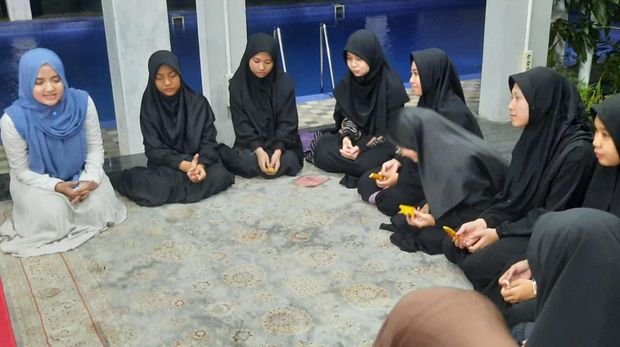 Wirda Mansur bersama para santriwati.