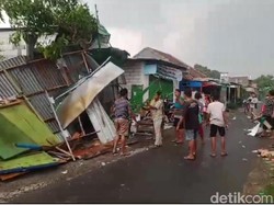 Angin Kencang Robohkan 4 Bangunan dan Rusak 9 Rumah di Porong Sidoarjo