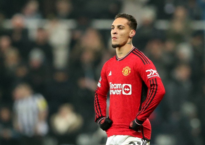 Antony Soccer Football - Premier League - Newcastle United v Manchester United - St James' Park, Newcastle, Britain - December 2, 2023 Manchester United's Antony looks dejected after the match REUTERS/Scott Heppell NO USE WITH UNAUTHORIZED AUDIO, VIDEO, DATA, FIXTURE LISTS, CLUB/LEAGUE LOGOS OR 'LIVE' SERVICES. ONLINE IN-MATCH USE LIMITED TO 45 IMAGES, NO VIDEO EMULATION. NO USE IN BETTING, GAMES OR SINGLE CLUB/LEAGUE/PLAYER PUBLICATIONS.