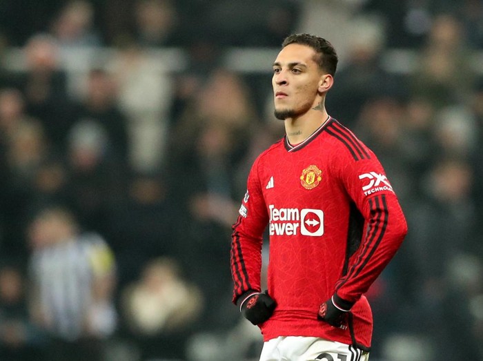 Soccer Football - Premier League - Newcastle United v Manchester United - St James' Park, Newcastle, Britain - December 2, 2023 Manchester United's Antony looks dejected after the match REUTERS/Scott Heppell NO USE WITH UNAUTHORIZED AUDIO, VIDEO, DATA, FIXTURE LISTS, CLUB/LEAGUE LOGOS OR 'LIVE' SERVICES. ONLINE IN-MATCH USE LIMITED TO 45 IMAGES, NO VIDEO EMULATION. NO USE IN BETTING, GAMES OR SINGLE CLUB/LEAGUE/PLAYER PUBLICATIONS.