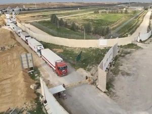 21 Pasien Kanker di Gaza Lewati Perbatasan Kerem Shalom untuk Dirawat di UEA 21 Pasien Kanker di Gaza Lewati Perbatasan Kerem Shalom untuk Dirawat di UEA