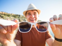 Liburan Praktis buat Pengguna Kacamata, Pakai Lensa Photochromic