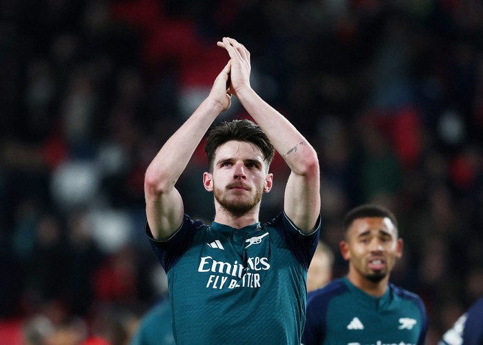 Soccer Football - Champions League - Group B - PSV Eindhoven v Arsenal - Philips Stadion, Eindhoven, Netherlands - December 12, 2023 Arsenals Declan Rice applauds fans after the match REUTERS/Yves Herman