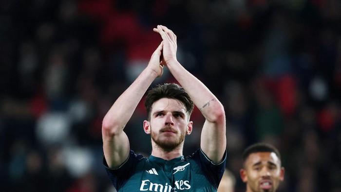 Soccer Football - Champions League - Group B - PSV Eindhoven v Arsenal - Philips Stadion, Eindhoven, Netherlands - December 12, 2023 Arsenals Declan Rice applauds fans after the match REUTERS/Yves Herman