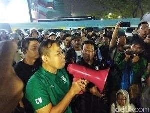Bonek Demo 8 Laga Tanpa Menang Dijawab Persebaya dengan Copot Yahya Alkatiri Bonek Demo 8 Laga Tanpa Menang Dijawab Persebaya dengan Copot Yahya Alkatiri
