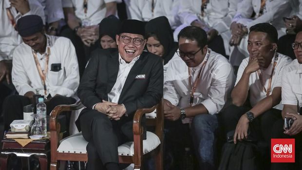 Pasangan Capres dan Cawapres nomor urut 1 Anies Baswedan dan Muhaimin Iskandar bersama pasangan Capres dan Cawapres nomor urut 2 Prabowo Subianto dan Gibran Rakabuming Raka serta pasangan Capres dan Cawapres nomor urut 3 Ganjar Pranowo dan Mahfud MD mengikuti debat perdana Capres dan Cawapres 2024 di Gedung KPU, Jakarta, Selasa 12 Desember 2023. Debat perdana tersebut mengangkat topik terkait masalah pemerintahan, hukum HAM, pemberantasan korupsi, penguatan demokrasi, serta peninngkatan layanan publik dan kerukunan warga. (CNN Indonesia/ Adhi Wicaksono)