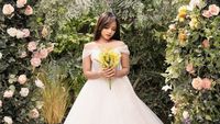 7 Gaya Fuji Pakai Gaun Putih, Cantik bak Pengantin di Drakor