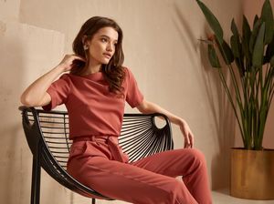 5 Tips Bikin Fashion Statement Lewat Warna Baju hingga Aksesori HP Flip