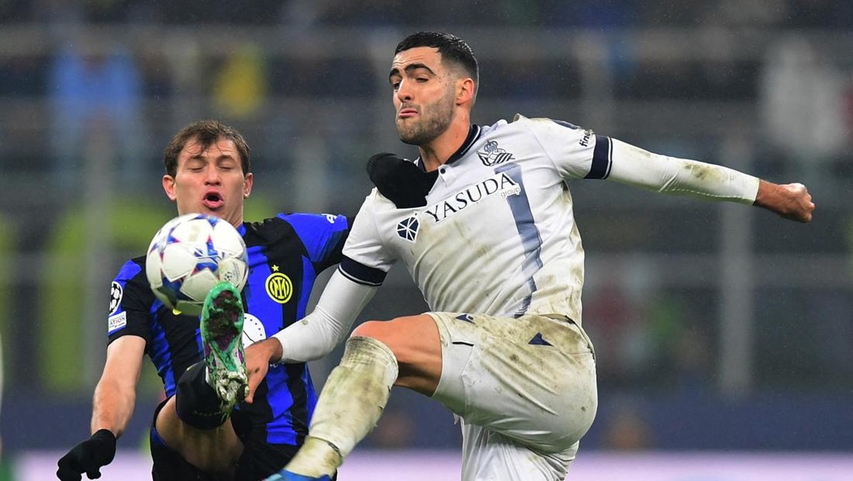 Nicolo Barella (kiri) berduel dengan Mikel Merino. Foto: REUTERS/DANIELE MASCOLO