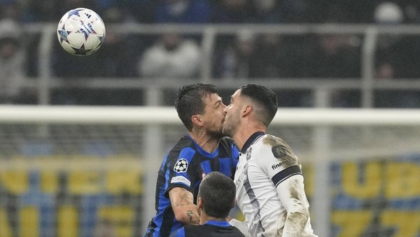 Inter Milans Francesco Acerbi fights for the ball with Real Sociedads Igor Zubeldia during a Champions League group D soccer match between Inter Milan and Real Sociedad at the San Siro stadium in Milan, Italy, Tuesday, Dec. 12, 2023. (AP Photo/Antonio Calanni)