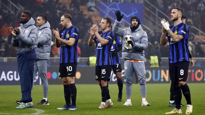 Soccer Football - Champions League - Group D - Inter Milan v Real Sociedad - San Siro, Milan, Italy - December 12, 2023 Inter Milans Carlos Augusto, Davide Frattesi and Marko Arnautovic applaud fans after the match REUTERS/Alessandro Garofalo