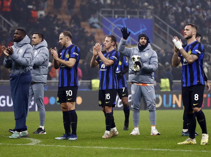 Soccer Football - Champions League - Group D - Inter Milan v Real Sociedad - San Siro, Milan, Italy - December 12, 2023 Inter Milan's Carlos Augusto, Davide Frattesi and Marko Arnautovic applaud fans after the match REUTERS/Alessandro Garofalo