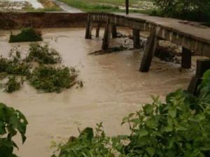 Jembatan Penghubung 2 Desa di OKU Timur Putus Usai Sungai Komering Meluap Jembatan Penghubung 2 Desa di OKU Timur Putus Usai Sungai Komering Meluap