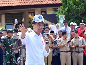 Saat Jokowi Kepanasan dan Pinjam Topi Siswa di SMKN 1 Kedungwuni Pekalongan