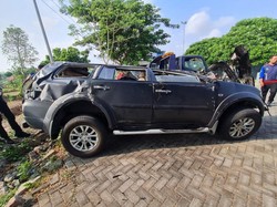 Pajero Pelat Merah Ringsek Tabrak Truk di Tol Paspro, Pengemudi Luka Berat