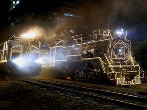 Kereta Berhias Lampu Natal Wira-wiri di Kolombia