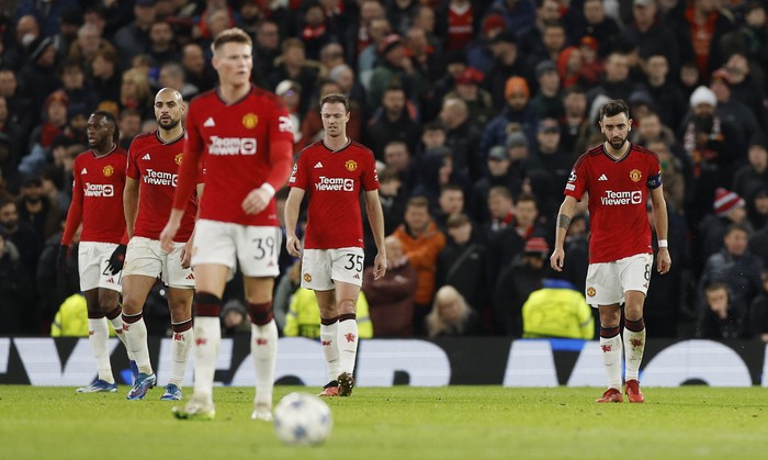 Soccer Football - Champions League - Group A - Manchester United v Bayern Munich - Old Trafford, Manchester, Britain - December 12, 2023 Manchester Uniteds Jonny Evans and Bruno Fernandes look dejected after Bayern Munichs Kingsley Coman scores their first goal Action Images via Reuters/Jason Cairnduff