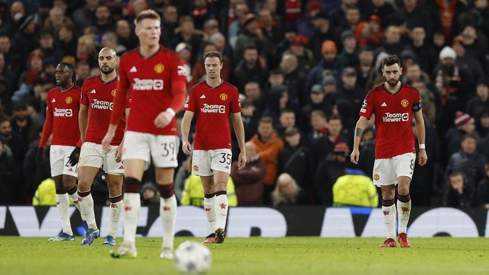 Soccer Football - Champions League - Group A - Manchester United v Bayern Munich - Old Trafford, Manchester, Britain - December 12, 2023 Manchester Uniteds Jonny Evans and Bruno Fernandes look dejected after Bayern Munichs Kingsley Coman scores their first goal Action Images via Reuters/Jason Cairnduff
