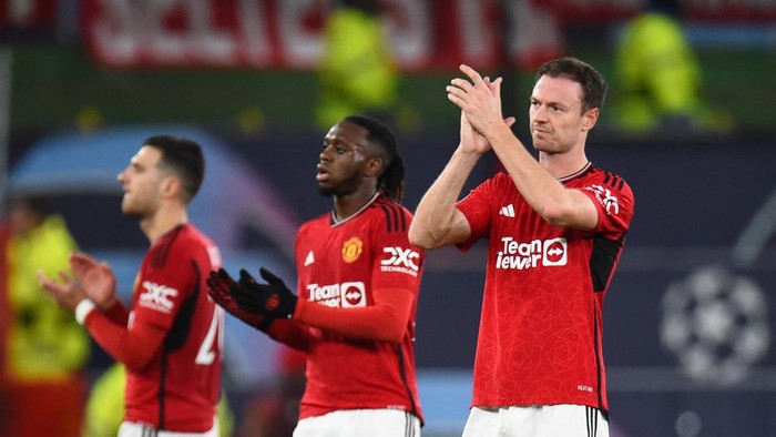 Manchester United Northern Irish defender #35 Jonny Evans claps to fans after the UEFA Champions League group A football match between Manchester United and FC Bayern Munich at Old Trafford stadium in Manchester, north west England, on December 12, 2023. (Photo by PETER POWELL / AFP)