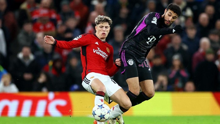 Soccer Football - Champions League - Group A - Manchester United v Bayern Munich - Old Trafford, Manchester, Britain - December 12, 2023 Manchester Uniteds Alejandro Garnacho in action with Bayern Munichs Noussair Mazraoui REUTERS/Carl Recine
