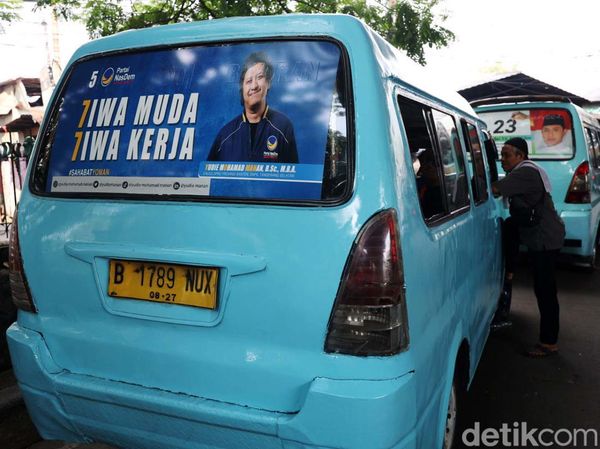 Meski Dilarang Bawaslu, Stiker Kampanye Tetap Marak di Angkot