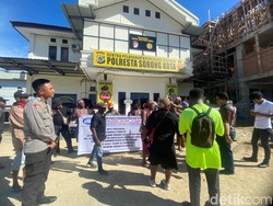 Marga Kalami Datangi Polresta Sorong Kota Tuntut Pembukaan Paksa Palang Adat