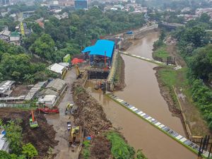 Menyaring Sampah Ciliwung Berbuah Kompos dan RDF Menyaring Sampah Ciliwung Berbuah Kompos dan RDF