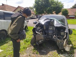 Mobil Tabrak Pembatas Jalan di Secang Magelang, 1 Orang Tewas