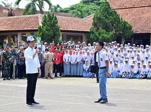 Momen Jokowi Pinjam Topi Siswa SMKN 1 Kedungwuni: Keramas Tidak?