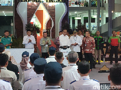 Resmikan Terminal Tingkir Salatiga, Jokowi Tekan Klakson Bus