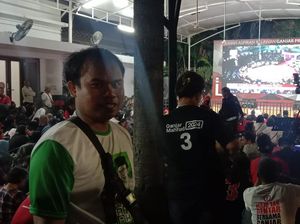 Momen Relawan Sarung Ganjar-Mahfud Nobar Debat Capres