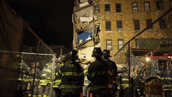 Penampakan Apartemen Tiba-tiba Ambruk di Bronx New York
