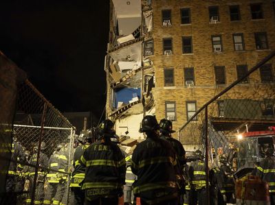 Penampakan Apartemen Tiba-tiba Ambruk di Bronx New York