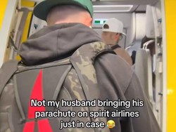 Gokil! Penumpang Pesawat Bawa Parasut Sendiri