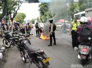 9 Mahasiswa Demo Tutup Jalan Sultan Alauddin Makassar Dibubarkan Aparat 9 Mahasiswa Demo Tutup Jalan Sultan Alauddin Makassar Dibubarkan Aparat