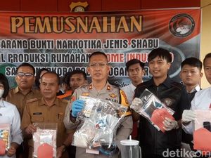 Polisi Gerebek Pabrik Sabu Oplosan di OI, Wanita Lansia Ditangkap Polisi Gerebek Pabrik Sabu Oplosan di OI, Wanita Lansia Ditangkap