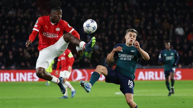 Soccer Football - Champions League - Group B - PSV Eindhoven v Arsenal - Philips Stadion, Eindhoven, Netherlands - December 12, 2023 PSV Eindhoven's Johan Bakayoko in action with Arsenal's Leandro Trossard REUTERS/Yves Herman