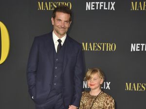 Foto Gemas Putri Bradley Cooper Pose di Karpet Merah, Jarang Terekspos Foto Gemas Putri Bradley Cooper Pose di Karpet Merah, Jarang Terekspos