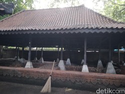 Menyusuri Jejak Reruntuhan Keraton Awal Cirebon