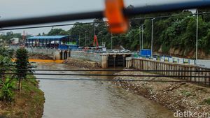 Saringan TB Simatupang Beroperasi, Cegah Sampah Kiriman Masuk DKI