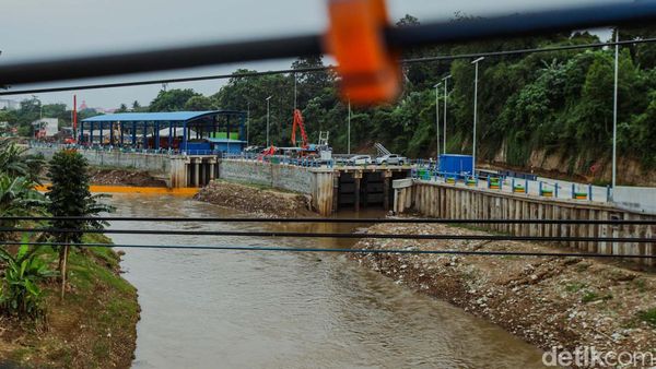 Saringan TB Simatupang Beroperasi, Cegah Sampah Kiriman Masuk DKI