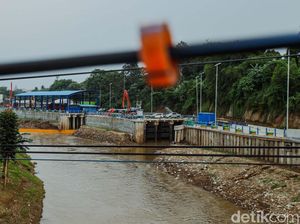 Saringan TB Simatupang Beroperasi, Cegah Sampah Kiriman Masuk DKI Saringan TB Simatupang Beroperasi, Cegah Sampah Kiriman Masuk DKI