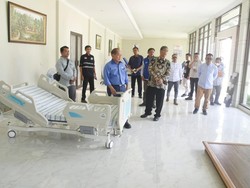 Waka MPR Syarief Hasan Kunjungi Pionir Pabrik Alat Kesehatan di Cianjur