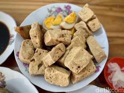 Tahu Pong Karangsaru, Makanan Sederhana Favorit Orang Terkaya di Indonesia