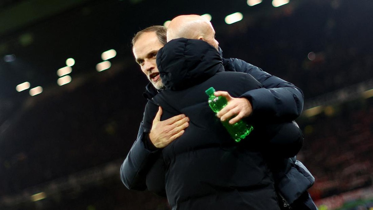 Tuchel berpelukan dengan Ten Hag sebelum laga MU vs Bayern. Foto: REUTERS/CARL RECINE