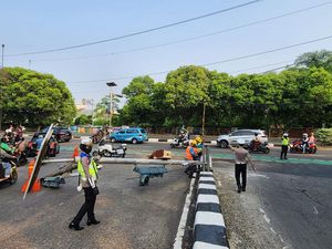 Tiang Lampu Merah di Depok Roboh, Arus Lalin Tersendat