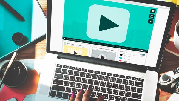 Memutar video di laptop.