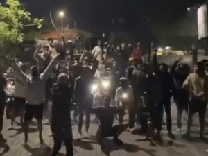 Viral Gangster Bawa Senjata Tajam Resahkan Perkampungan di Surabaya