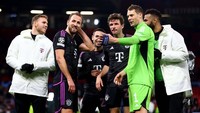 Sementara itu, Bayern Munich nyaman di puncak klasemen. Die Roten mengumpulkan 14 poin hasil dari empat kemenangan dan dua hasil imbang. Para pemainnya pun tersenyum lebar.  