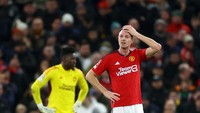 Sementara para pemain MU tertunduk dan bersedih.  